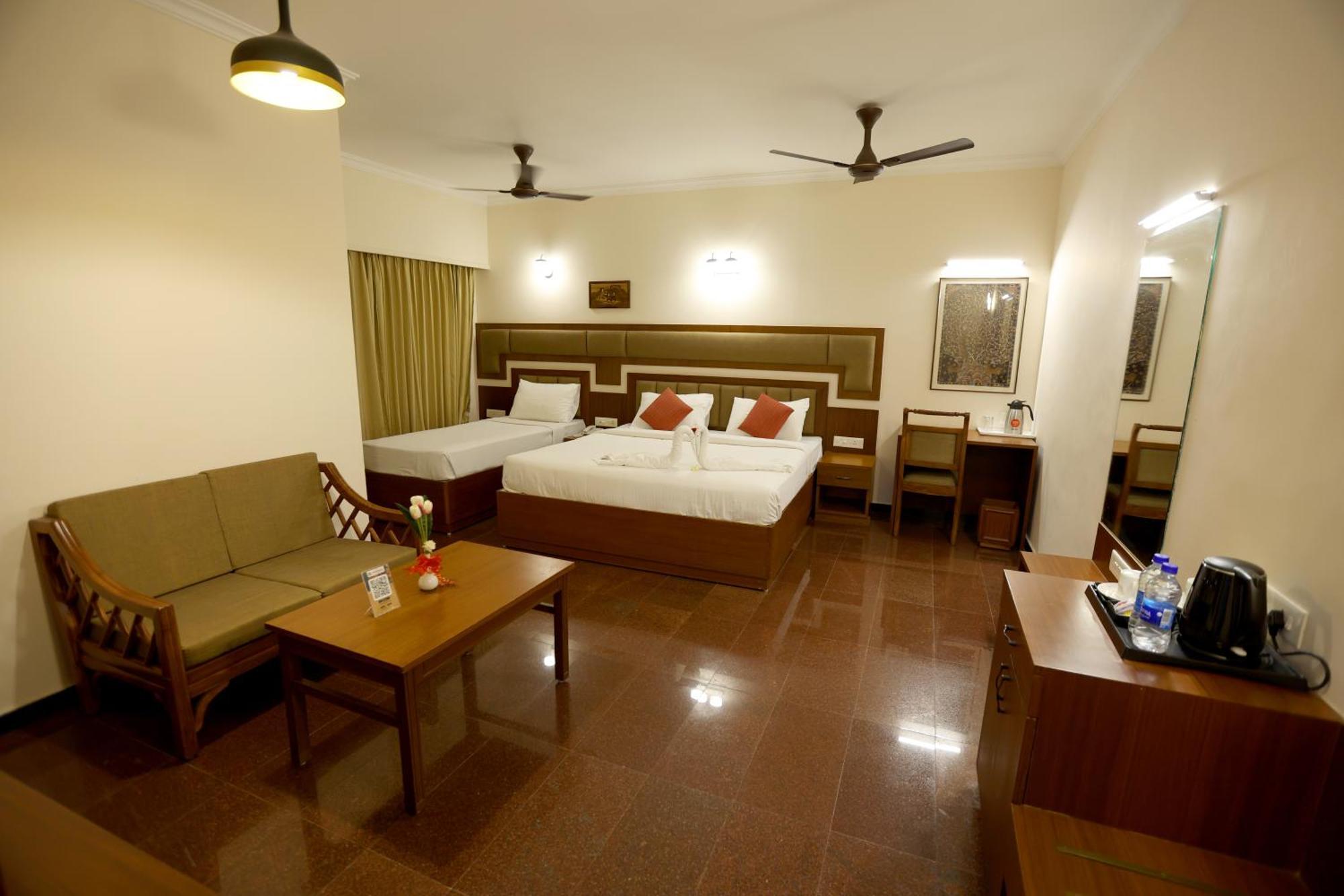 Breeze Residency Hotel Tiruchirappalli Buitenkant foto