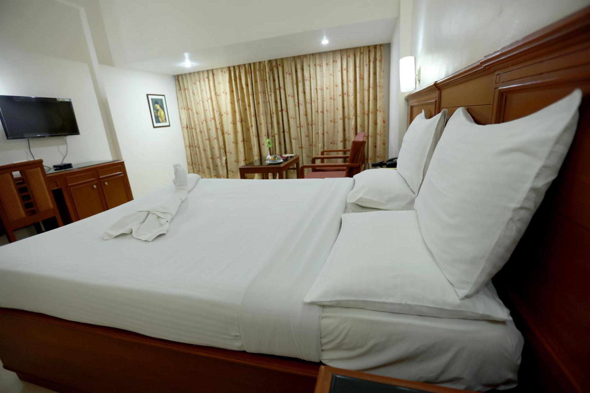 Breeze Residency Hotel Tiruchirappalli Buitenkant foto